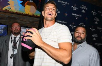 Is Rob Gronkowski worth stashing in dynasty fantasy football? Rob Gronkowski dynasty