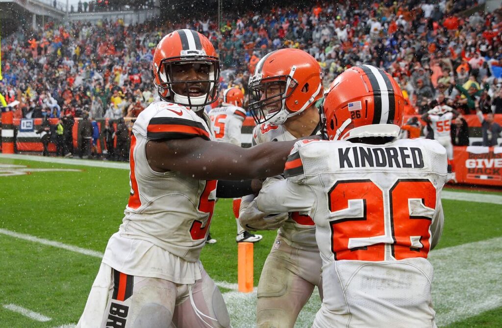 Cleveland Browns tie steelers